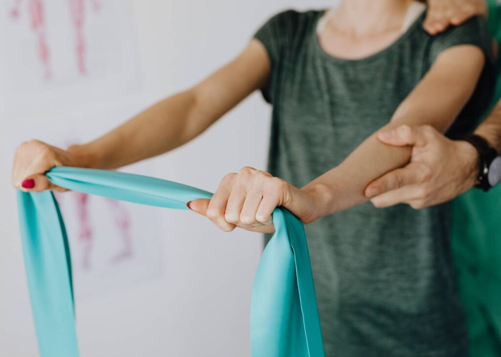 Rehabilitacja neurologiczna, na zdjęciu pacjent podczas rehabilitacji