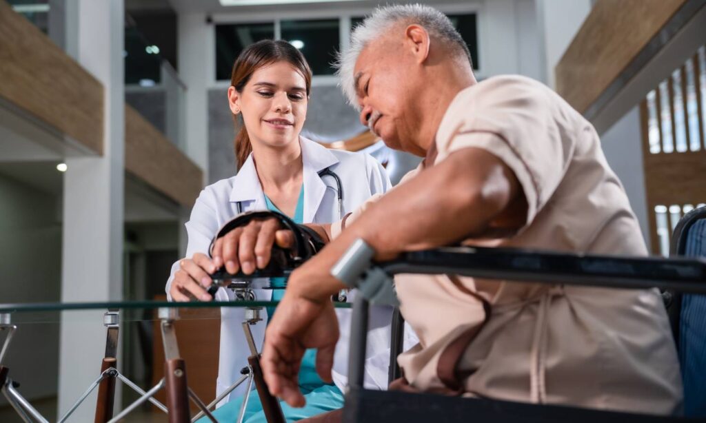 Rehabilitacja po udarze mózgu. Na zdjęciu mężczyzna podczas rehabilitacji